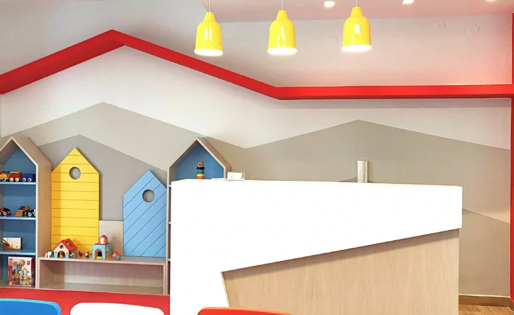 Interior design παιδιατρείου στην Καλαμαριά με πολύχρωμη υποδοχή και ειδικές κατασκευές