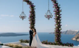 Wedding ceremony area στη Σαντορίνη με floral αψίδα και θέα προς την Καλντέρα