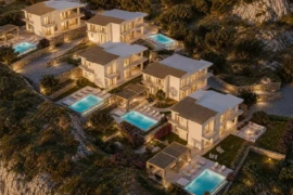 Τουριστικό συγκρότημα τεσσάρων πολυτελών βιλών στα Μάλια Κρήτης. Αρχιτεκτονικός σχεδιασμός και διακόσμηση από τη Γραμμική α. Συγκρότημα τεσσάρων πολυτελών βιλών στα Μάλια Κρήτης με ιδιωτικές πισίνες, πανοραμική θέα στο Κρητικό Πέλαγος και σύγχρονο μεσογειακό σχεδιασμό από τη Γραμμική α.