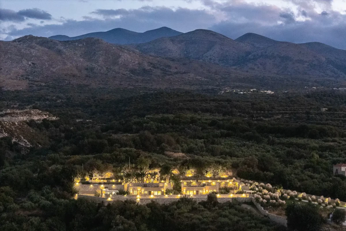 luxury villas Crete Νυχτερινή εναέρια άποψη συγκροτήματος πολυτελών τουριστικών βιλών στην Κρήτη μέσα στο φυσικό τοπίο
