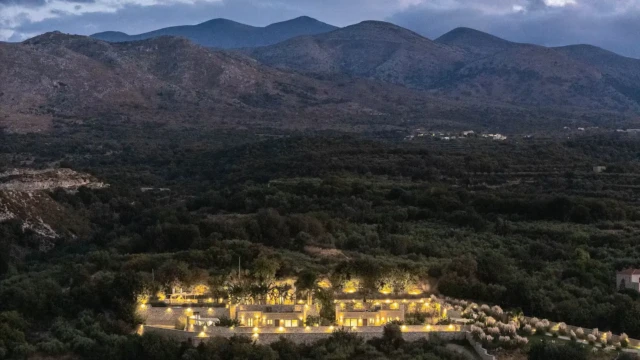 luxury villas Crete Νυχτερινή εναέρια άποψη συγκροτήματος πολυτελών τουριστικών βιλών στην Κρήτη μέσα στο φυσικό τοπίο