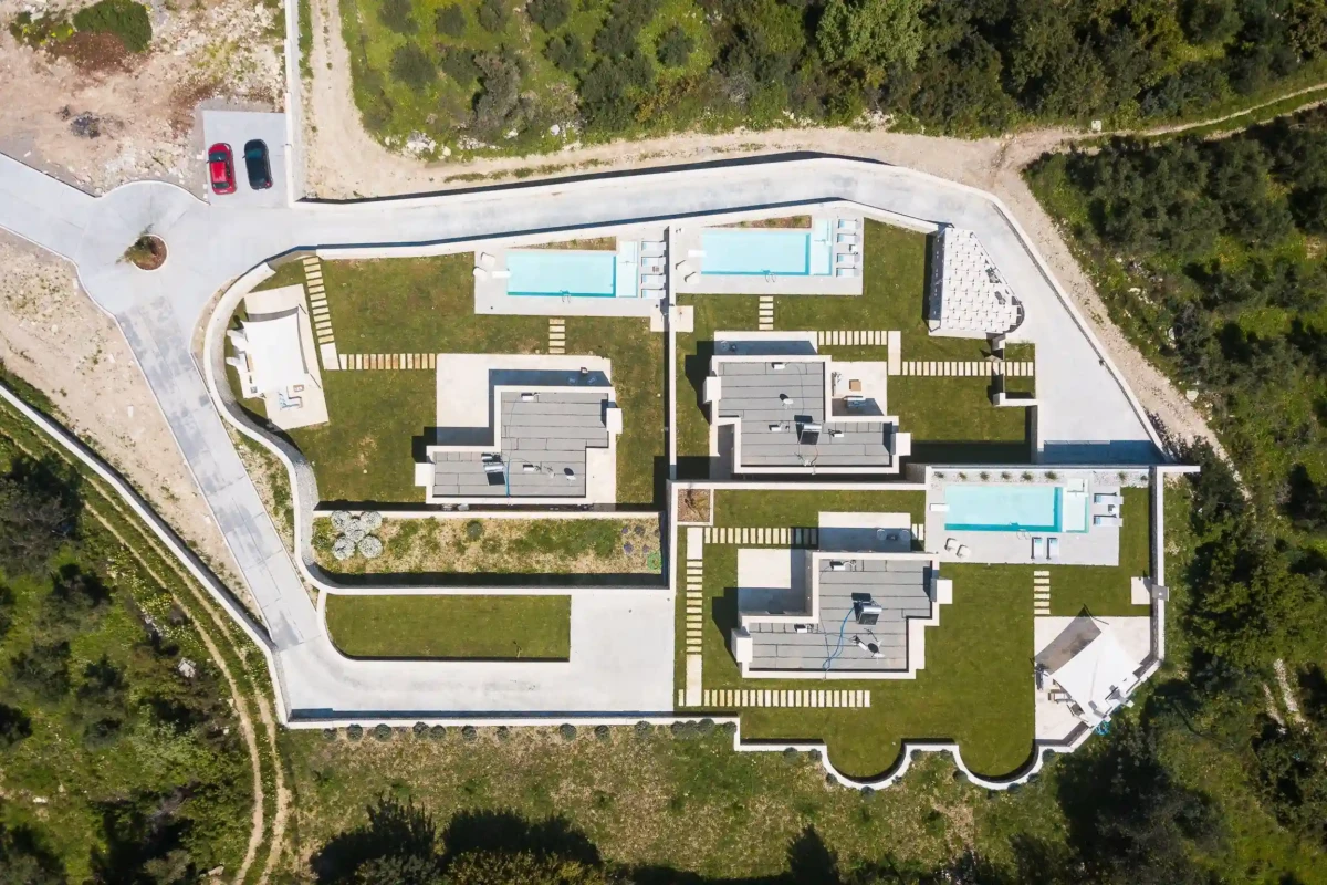 συγκρότημα βιλών Εναέρια άποψη συγκροτήματος πολυτελών τουριστικών βιλών στην Κρήτη με ιδιωτικές πισίνες