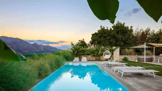 tourist villa Ιδιωτική πισίνα τουριστικής βίλας στην Κρήτη με θέα στα βουνά και μεσογειακή φύτευση