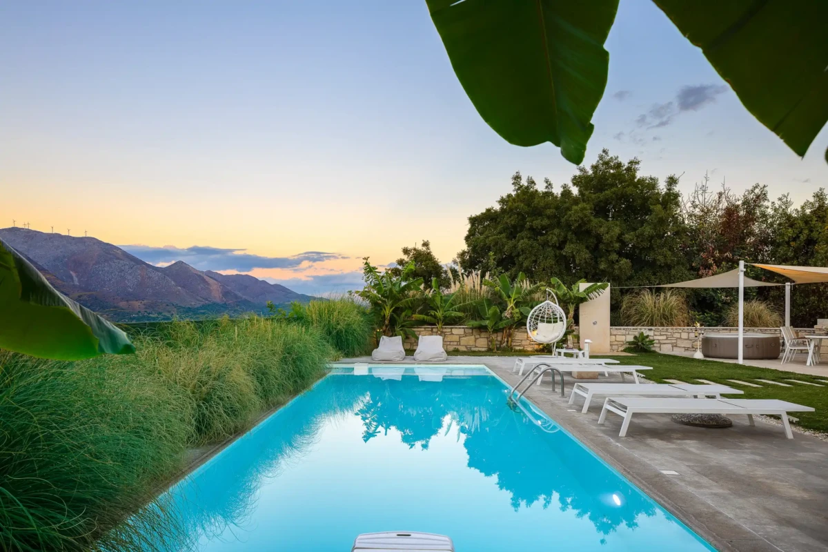 tourist villa Ιδιωτική πισίνα τουριστικής βίλας στην Κρήτη με θέα στα βουνά και μεσογειακή φύτευση