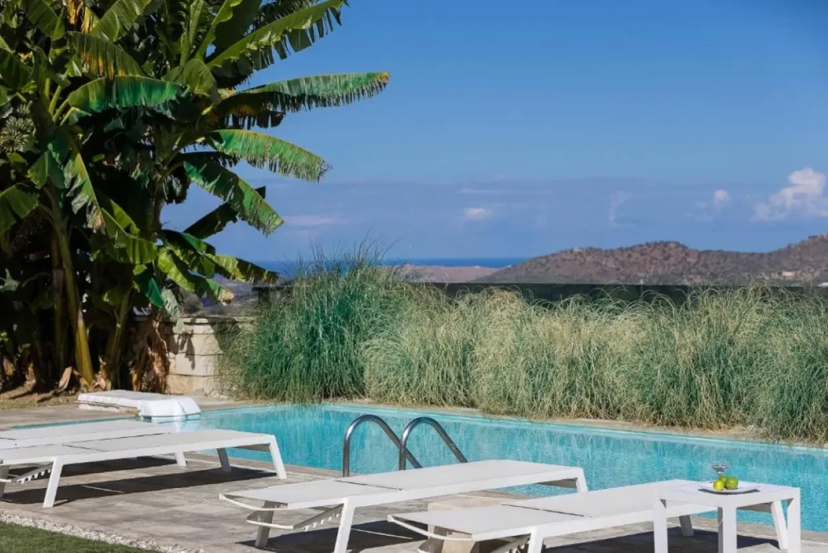 tourism accommodation design Πισίνα τουριστικής βίλας στην Κρήτη με θέα στο τοπίο και μεσογειακή φύτευση