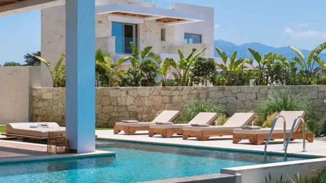 Villa Sohora | Σχεδιασμός εξωτερικών χώρων και υπαίθριας διαβίωσης Εξωτερική όψη της Villa Sohora με πισίνα και χώρους υπαίθριας διαβίωσης στην Κρήτη