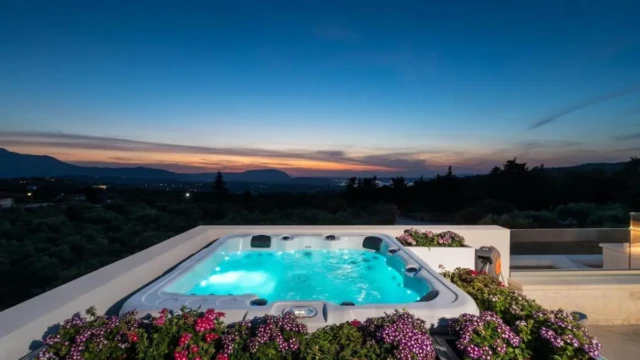 Roof garden με jacuzzi και πανοραμική θέα, σχεδιασμένο ως χώρος χαλάρωσης και ιδιωτικότητας. Luxury villa roof garden with jacuzzi and panoramic views at Sohora Villas in Apokoronas, Crete.