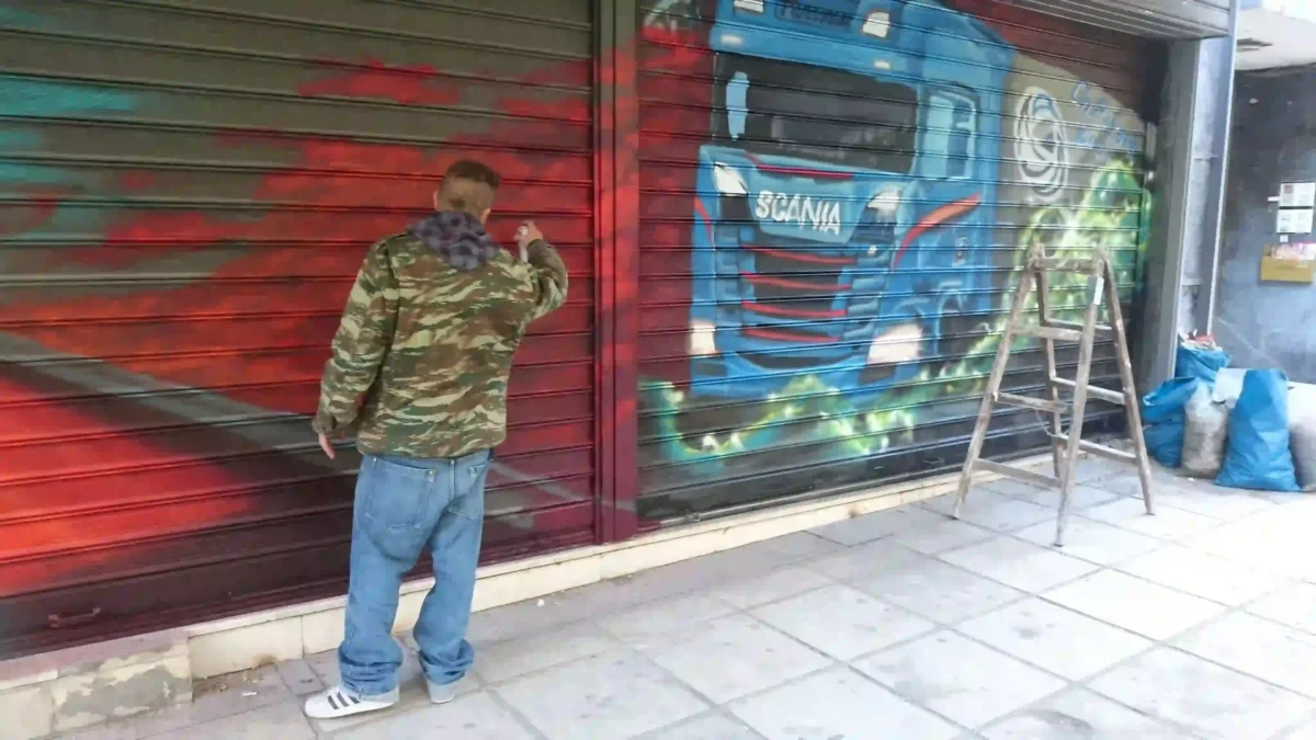 Δημιουργία graffiti στην εξωτερική όψη καταστήματος ανταλλακτικών αυτοκινήτων στη Θεσσαλονίκη