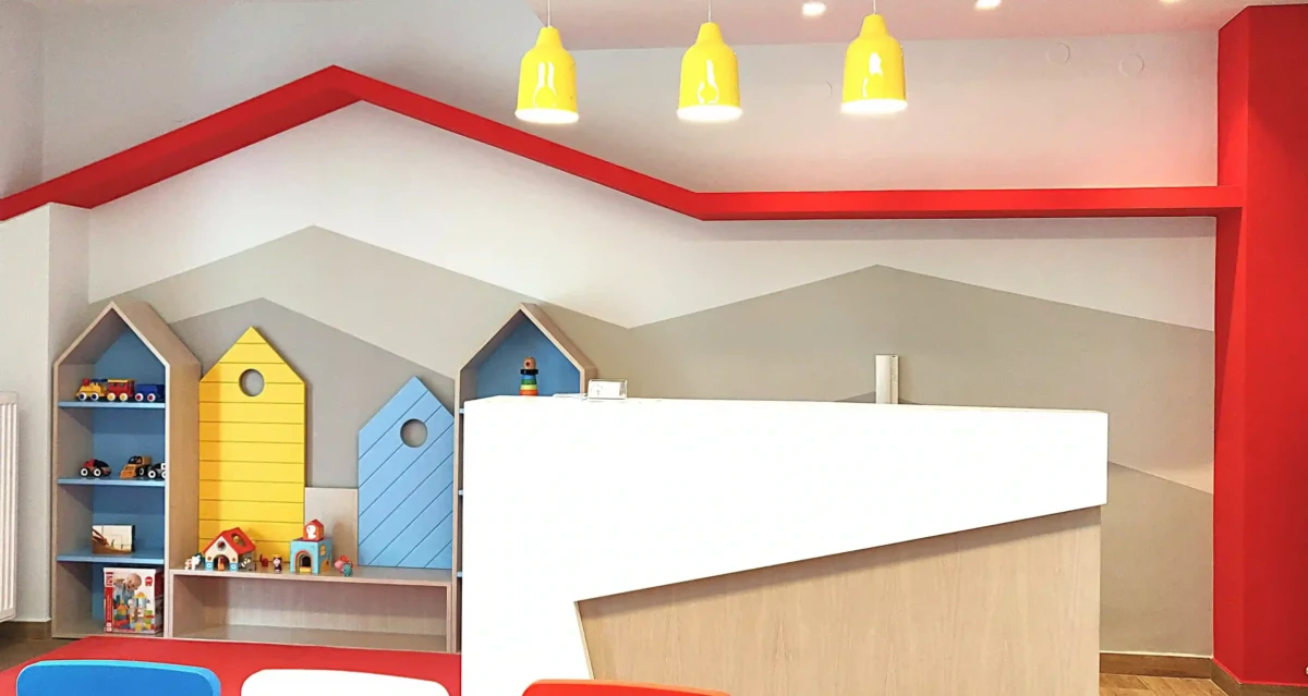 Interior design παιδιατρείου στην Καλαμαριά με πολύχρωμη υποδοχή και ειδικές κατασκευές