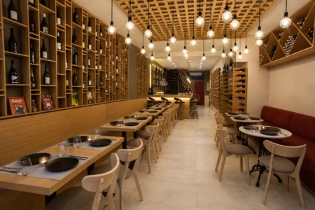 Σχεδιασμός και διακόσμηση Wine Bar – εσωτερικός χώρος του Oinovate Wine Bar στη Θεσσαλονίκη
