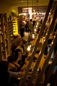 Σχεδιασμός και διακόσμηση Wine Bar – χώρος γευσιγνωσίας του Oinovate Wine Bar στη Θεσσαλονίκη